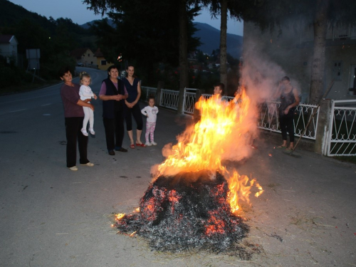 FOTO: Paljenjem svitnjaka Rama dočekuje sv. Ivu