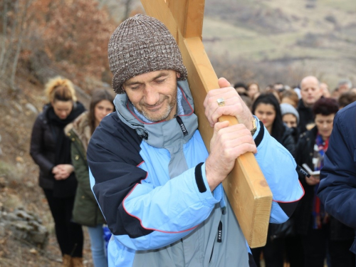 FOTO: Mr. Pero Brajko predvodio put križa na Uzdolu