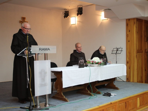 FOTO: Na Šćitu predstavljen zbornik radova ''Nepomireno društvo - nepomirena pamćenja''