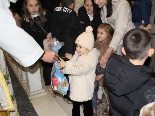 FOTO: Sv. Nikola i ove godine razveselio djecu u župi Rama-Šćit