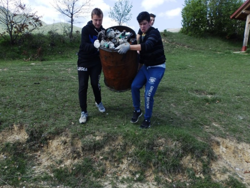 FOTO: Učenici u akciji čišćenja obale Ramskog jezera