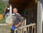 VIDEO: Sam u selu, treba put i ženu