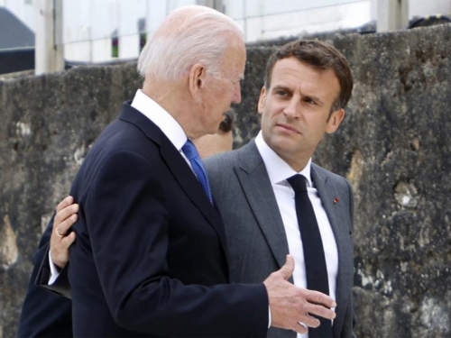 Biden i Macron obećali koordiniran odgovor Rusiji zbog Ukrajine