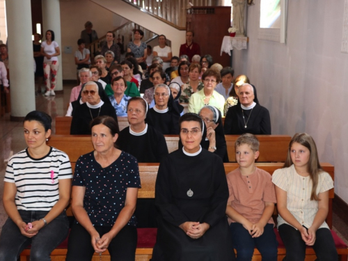 FOTO: Zlatna misa mons. Ante Meštrovića i Dan posvete crkve i duhovnih zvanja u župi Prozor