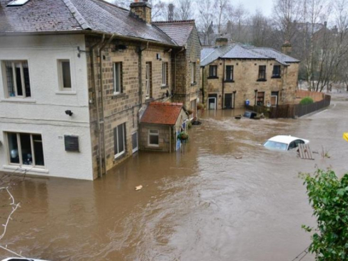 Poplave u Italiji, blato 'guta' automobile