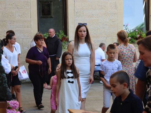 FOTO: Na Šćitu svečano proslavljena Velika Gospa i Mlada misa fra Mile Belje