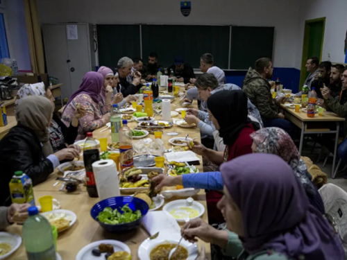 Šćipe: Svećenik Branko Jurić organizirao iftar za susjede Bošnjake