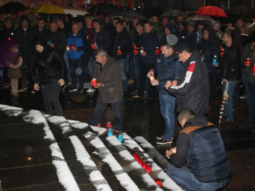 FOTO: U Prozoru zapaljene svijeće za tragično preminulog generala Slobodana Praljka