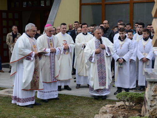 FOTO: Mons. dr. Pero Sudar blagoslovio novi križ i spomenik Stjepanu Džalti na Uzdolu