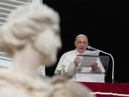 Papina novogodišnja poruka: Nasilje nad ženama je uvreda za Boga
