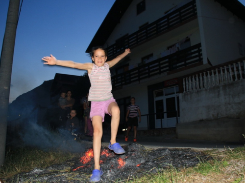 FOTO: Paljenjem svitnjaka Rama dočekuje sv. Ivu