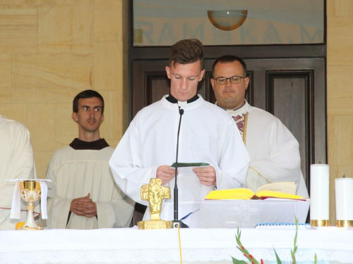 FOTO: Na Šćitu započela trodnevnica, Mladu misu slavio p. Marko Petričević