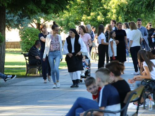 FOTO: Započela trodnevnica u župi Rama-Šćit, prvašići darovani prigodnim darovima