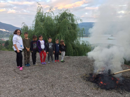 FOTO: Paljenjem svitnjaka Rama dočekuje sv. Ivu