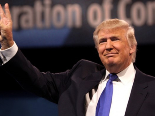 Trump:"Bog je odlučio da neće kišiti, a fotografije inauguracije su lažne!"