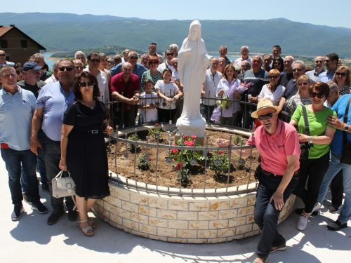 FOTO/VIDEO: U Podboru svečano blagoslovljen Gospin kip