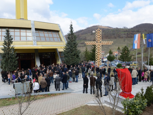 FOTO: Mons. dr. Pero Sudar blagoslovio novi križ i spomenik Stjepanu Džalti na Uzdolu