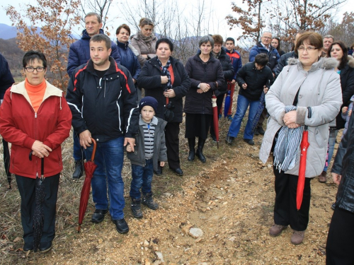 FOTO: Vlč. Ljubo Zadrić predvodio križni put na Uzdolu