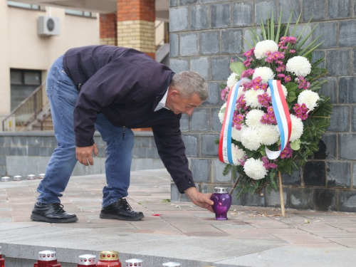 FOTO: Povodom Svih svetih u Prozoru zapaljene svijeće za poginule i preminule branitelje