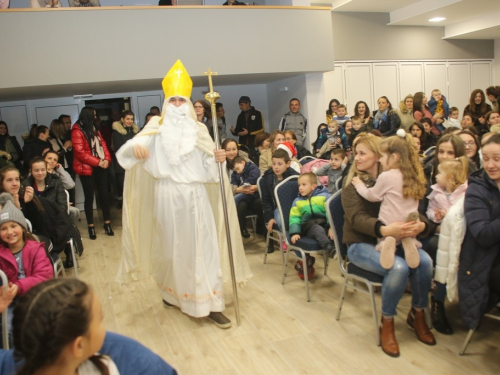 ​FOTO: Sv. Nikola razveselio mališane u Rumbocima