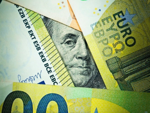 Dolar oslabio na najniže razine u više od tri godine, euro snažno porastao