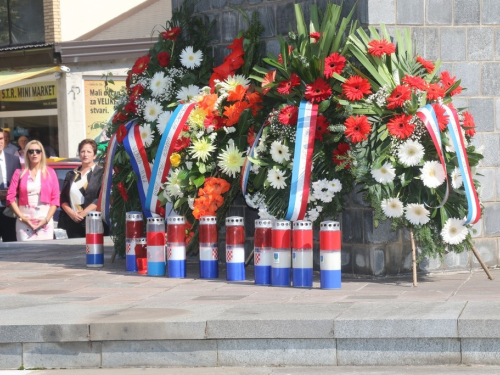 FOTO: Polaganjem vijenaca i svečanom sjednicom započelo obilježavanje Dana općine