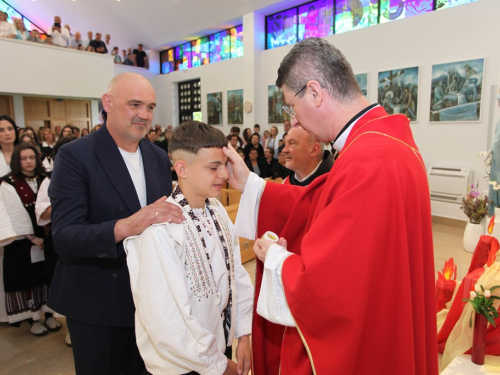 FOTO: Krizma u župi Rumboci