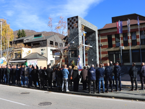 FOTO: Svi sveti - U Prozoru zapaljene svijeće za poginule i preminule branitelje