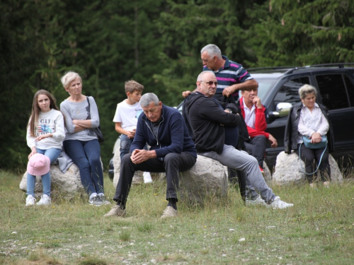 FOTO: Na Vranu služena sv. misa za poginule duvandžije