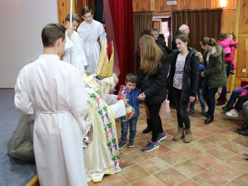 FOTO: Sv. Nikola i ove godine razveselio djecu u župi Rama Šćit