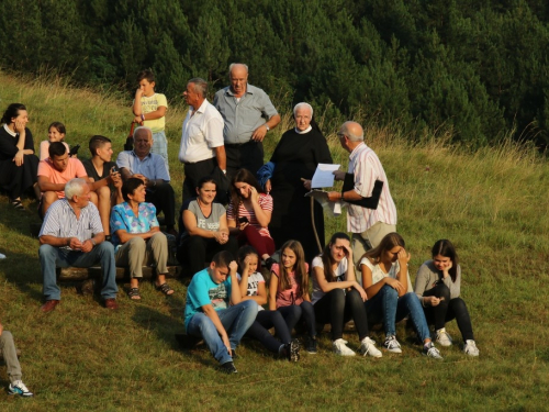 FOTO: Održana 10. kulturna večer na brdu Gračac u Podboru