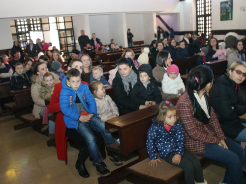 FOTO: Sv. Nikola podijelio paketiće djeci u Rumbocima