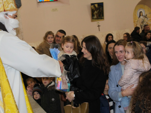 FOTO: Sv. Nikola i ove godine razveselio djecu u župi Rama-Šćit
