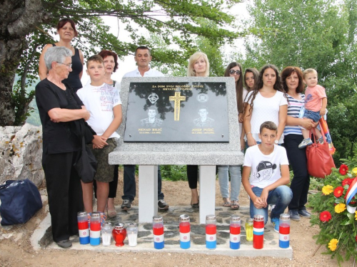 FOTO: Na Pomenu otkrivena spomen-ploča dvojici poginulih branitelja iz Rame