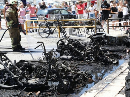 Na splitskoj rivi izgorjelo desetak motocikala