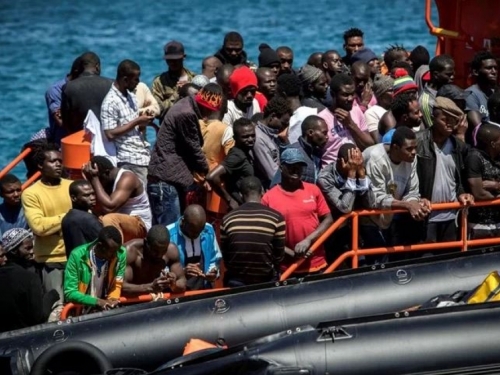Italija nakon pet dana dopustila migrantima da se iskrcaju s broda