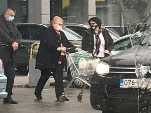 Ministrica Bisera Turković i u prodavnicu ide službenim automobilima i pod pratnjom