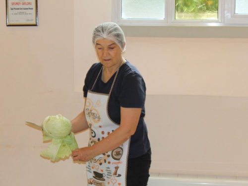 FOTO| Mladi iz Župe Prozor prikupljali hranu za socijalno ugrožene obitelji