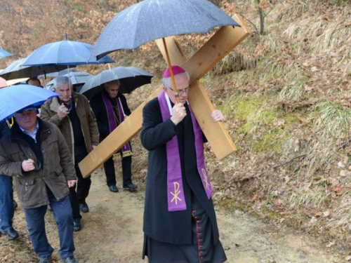 FOTO: Mons. dr. Pero Sudar predvodio misu i Križni put na Uzdolu