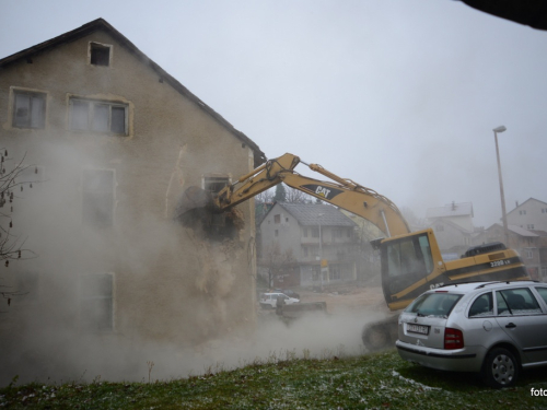 FOTO: Ruši se stara zgrada u Prozoru