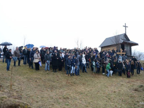 FOTO: Mons. dr. Pero Sudar predvodio misu i Križni put na Uzdolu