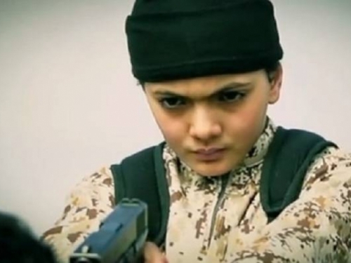 Prepoznali svoga kolegu, dječaka koji ubija zatočenika Islamske države