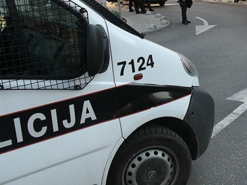 Gornji Vakuf/Uskoplje: 29-godišnjak napao sjekirom majku i strinu