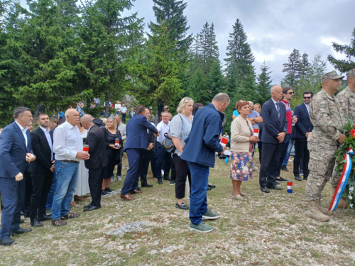 FOTO: Na Stipića livadi obilježena 32. godišnjica stradanja 39 hrvatskih civila i branitelja