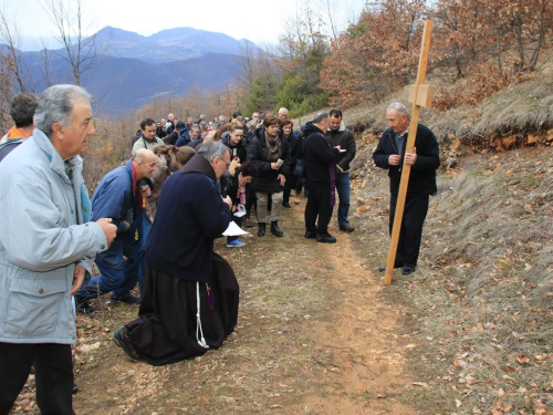 FOTO: Fra Andrija Jozić predvodio križni put na Uzdolu