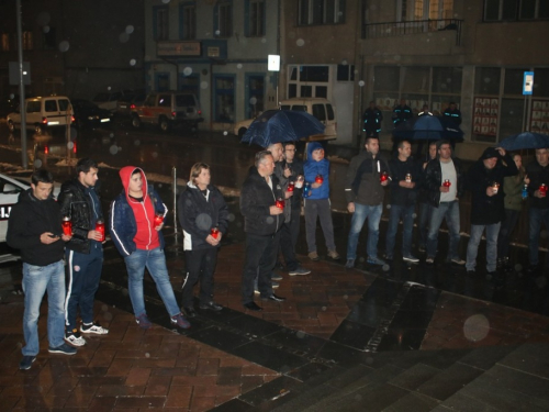 FOTO: U Prozoru zapaljene svijeće za tragično preminulog generala Slobodana Praljka