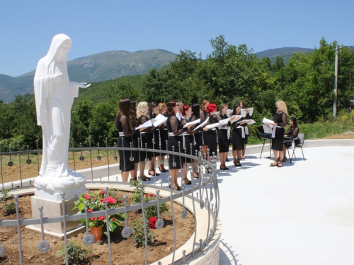 FOTO/VIDEO: U Podboru svečano blagoslovljen Gospin kip