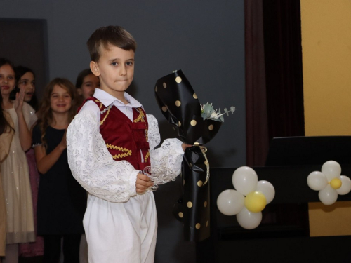 FOTO: Ines Markešić i Magdalena Zadro pobjednice dječjeg festivala ''Mala Rama 2024.''