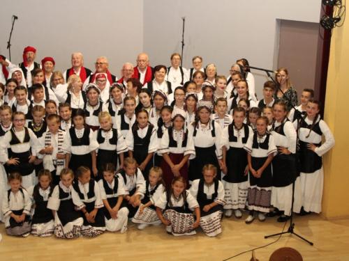 FOTO: U Prozoru održana večer folklora