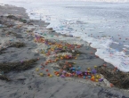 More na plažu izbacilo desetke tisuća kinder jaja
